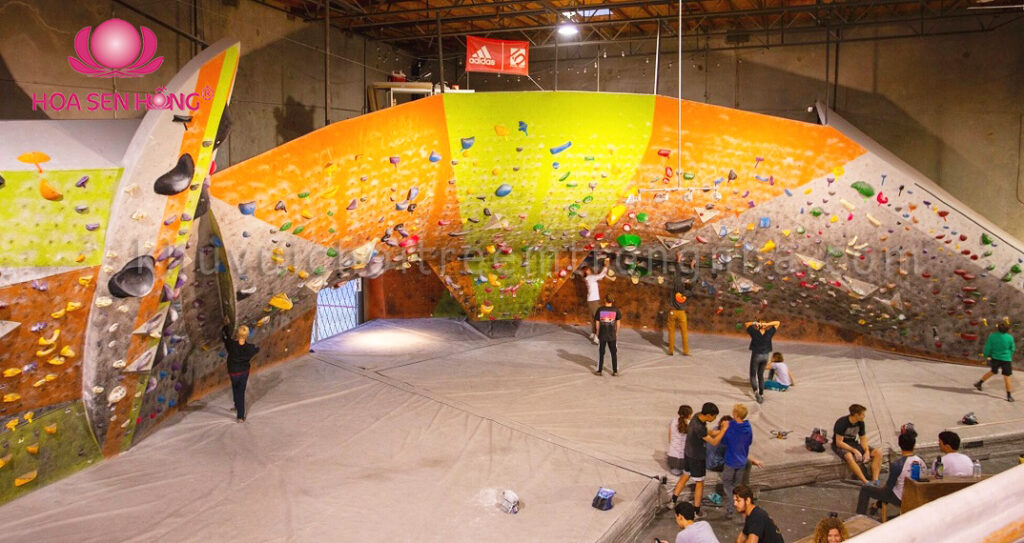 Tường leo núi trong công viên vui chơi trẻ em