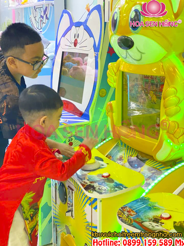 Máy game với hình dáng ngộ nghĩnh, giao diện đẹp mắt, âm thanh sôi động tăng độ thu hút với trẻ nhỏ và gia đình.