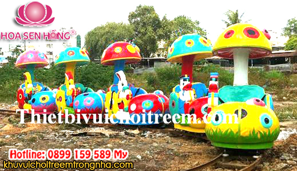 Xe lửa được thiết kế với tổng thể nhiều toa, đường ray uốn lượn linh hoạt, mang đến cảm giác thú vị cho người chơi.