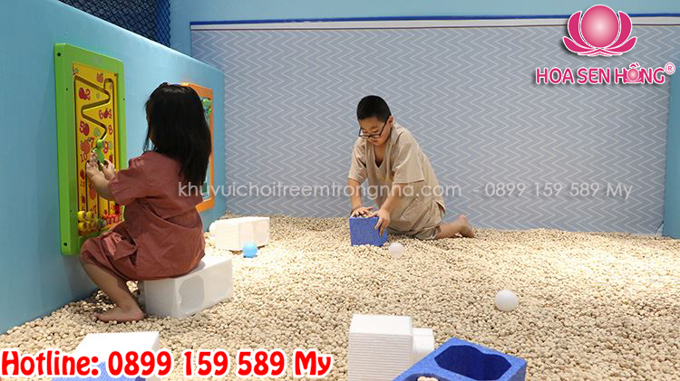 Hồ hạt là một trong những trò chơi yêu thích tại các khu vui chơi trong nhà, mang lại trải nghiệm vừa thú vị vừa kích thích giác quan cho trẻ em. Với thiết kế phù hợp, lựa chọn màu sắc tinh tế, và đảm bảo an toàn tối đa, hồ hạt trở thành điểm nhấn không thể thiếu để thu hút và giữ chân các gia đình. Hãy cùng khám phá cách thiết kế hồ hạt hoàn hảo cho khu vui chơi trẻ em.