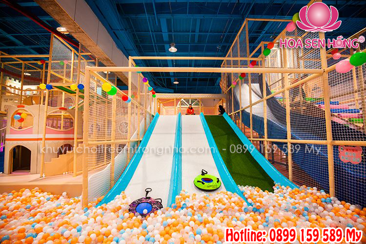 Khi nhắc đến khu vui chơi trẻ em, hình ảnh đầu tiên thường xuất hiện trong tâm trí là những chiếc máng trượt đầy màu sắc, sáng tạo và an toàn. Đây không chỉ là trò chơi quen thuộc mà còn là "linh hồn" của mỗi khu vui chơi, giúp trẻ nhỏ khám phá thế giới xung quanh qua những trải nghiệm thú vị.