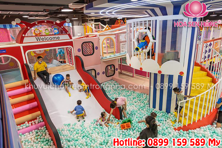 Khi nhắc đến khu vui chơi trẻ em, hình ảnh đầu tiên thường xuất hiện trong tâm trí là những chiếc máng trượt đầy màu sắc, sáng tạo và an toàn. Đây không chỉ là trò chơi quen thuộc mà còn là "linh hồn" của mỗi khu vui chơi, giúp trẻ nhỏ khám phá thế giới xung quanh qua những trải nghiệm thú vị.