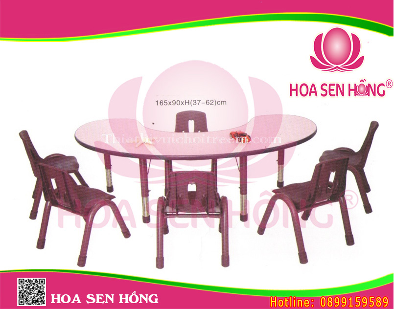 Bàn ghế không chỉ là những vật dụng cơ bản mà còn đóng vai trò quan trọng trong việc đảm bảo an toàn, phát huy tính sáng tạo của trẻ nhỏ