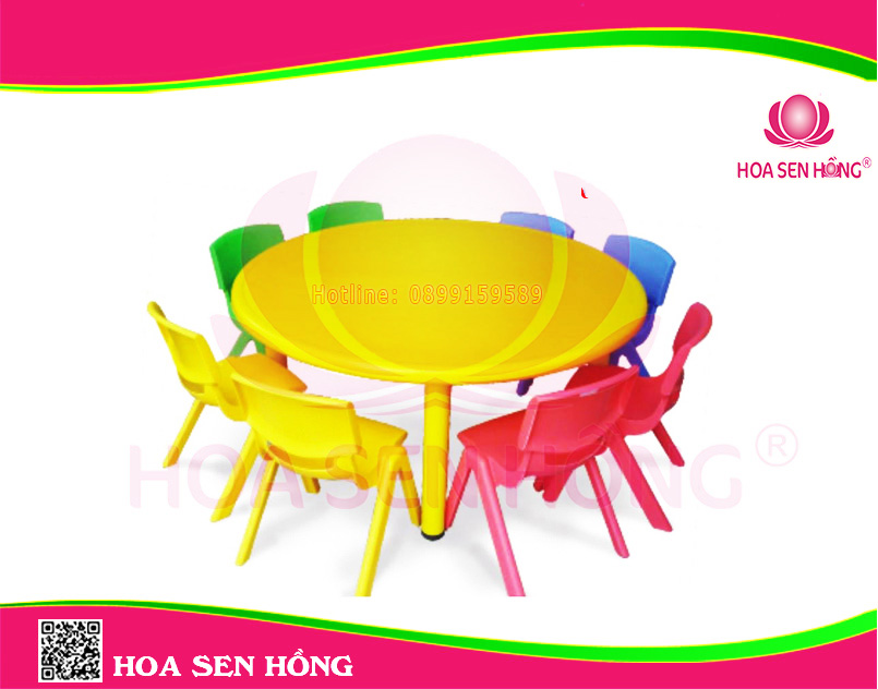 Bàn ghế không chỉ là những vật dụng cơ bản mà còn đóng vai trò quan trọng trong việc đảm bảo an toàn, phát huy tính sáng tạo của trẻ nhỏ