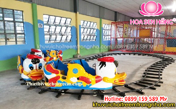 Xe lửa được thiết kế với tổng thể nhiều toa, đường ray uốn lượn linh hoạt, mang đến cảm giác thú vị cho người chơi.