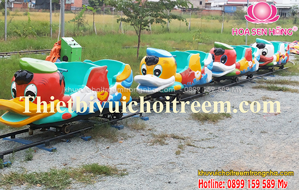 Xe lửa được thiết kế với tổng thể nhiều toa, đường ray uốn lượn linh hoạt, mang đến cảm giác thú vị cho người chơi.