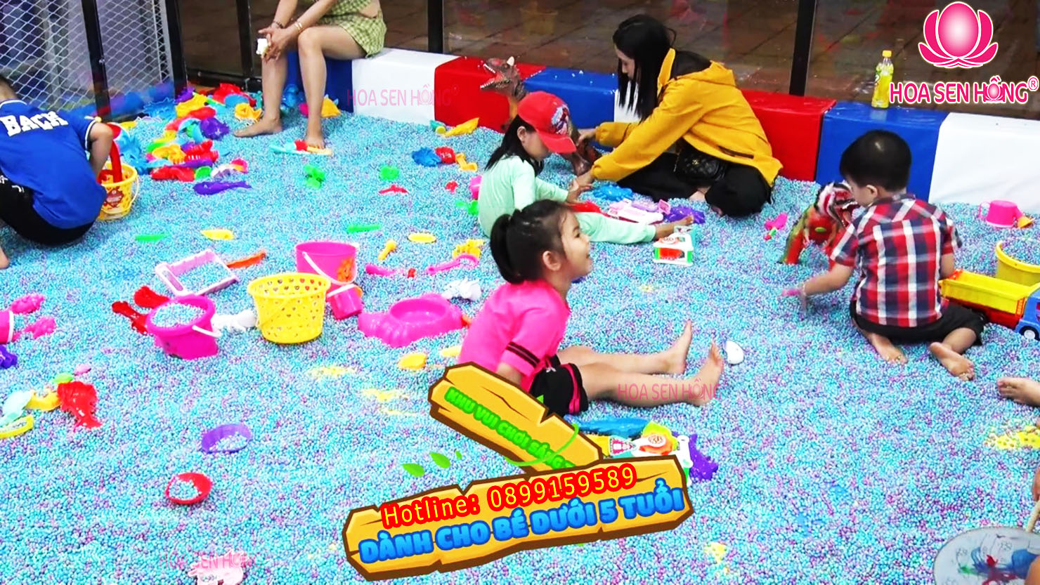 Hồ hạt là một trong những trò chơi yêu thích tại các khu vui chơi trong nhà, mang lại trải nghiệm vừa thú vị vừa kích thích giác quan cho trẻ em. Với thiết kế phù hợp, lựa chọn màu sắc tinh tế, và đảm bảo an toàn tối đa, hồ hạt trở thành điểm nhấn không thể thiếu để thu hút và giữ chân các gia đình. Hãy cùng khám phá cách thiết kế hồ hạt hoàn hảo cho khu vui chơi trẻ em.