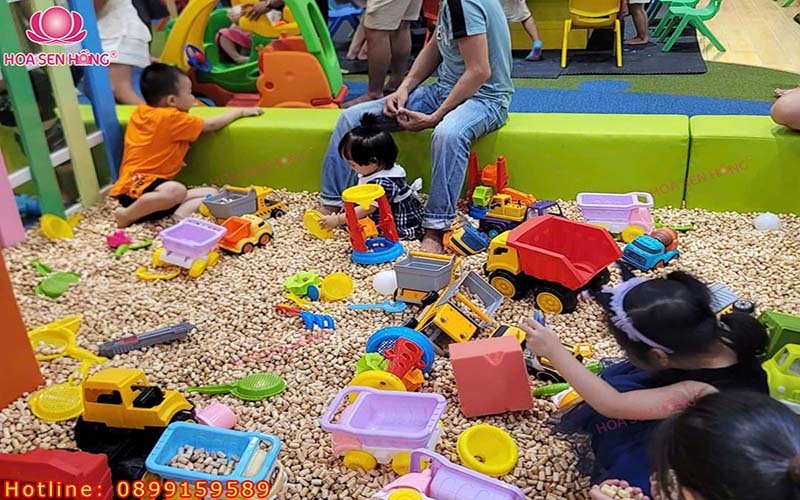 Hồ hạt là một trong những trò chơi yêu thích tại các khu vui chơi trong nhà, mang lại trải nghiệm vừa thú vị vừa kích thích giác quan cho trẻ em. Với thiết kế phù hợp, lựa chọn màu sắc tinh tế, và đảm bảo an toàn tối đa, hồ hạt trở thành điểm nhấn không thể thiếu để thu hút và giữ chân các gia đình. Hãy cùng khám phá cách thiết kế hồ hạt hoàn hảo cho khu vui chơi trẻ em.